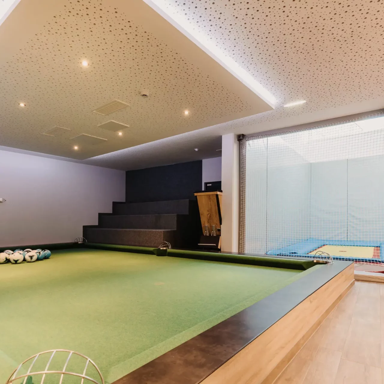 Riesenwuzzler mit Fußbällen und Indoor-Trampoline im Hofgut Wagrain – für sportliche Action und unvergessliche Familienmomente.