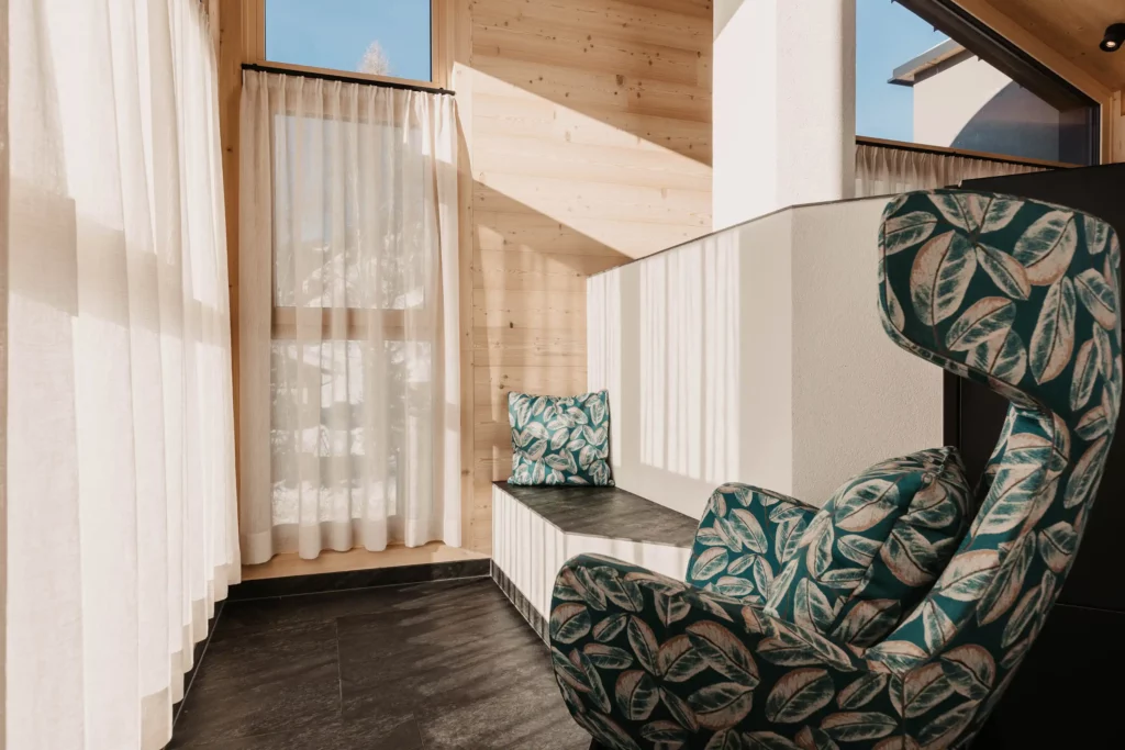 Hofgut-aparment-lifestyle-resort-wagrain-adults-only-95 Lichtdurchflutete Ruhezone im Adults-only Bereich des Hofgut Wagrain – Rückzugsort mit stilvollen Sesseln und wohliger Atmosphäre.