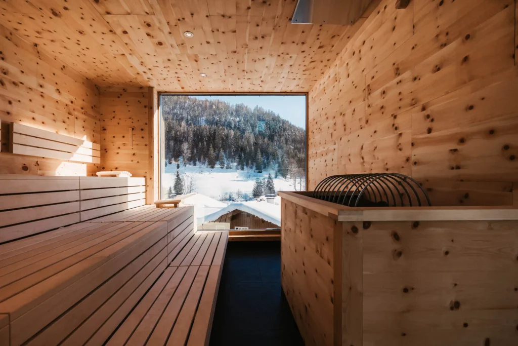 Hofgut-aparment-lifestyle-resort-wagrain-adults-only-zirbensauna-winter-89 Zirbensauna im Adults-only Spa des Hofgut Wagrain – wohltuende Wärme, Naturholzduft und Panoramablick auf verschneite Winterlandschaft.