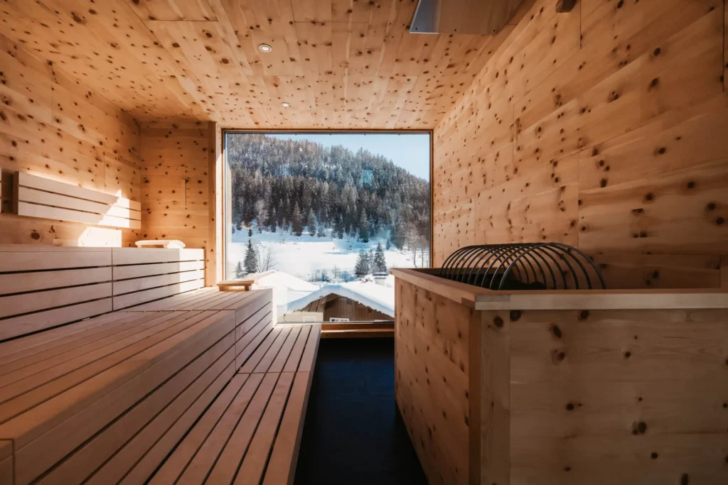 Zirbensauna im Adults-only Spa des Hofgut Wagrain – wohltuende Wärme, Naturholzduft und Panoramablick auf verschneite Winterlandschaft.