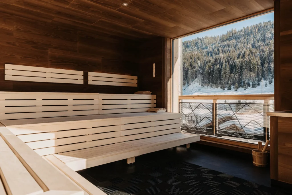 Hofgut-aparment-lifestyle-resort-wagrain-panoramasauna-86 Zirbensauna im Adults-only Spa des Hofgut Wagrain – wohltuende Wärme, Naturholzduft und Panoramablick auf verschneite Winterlandschaft.