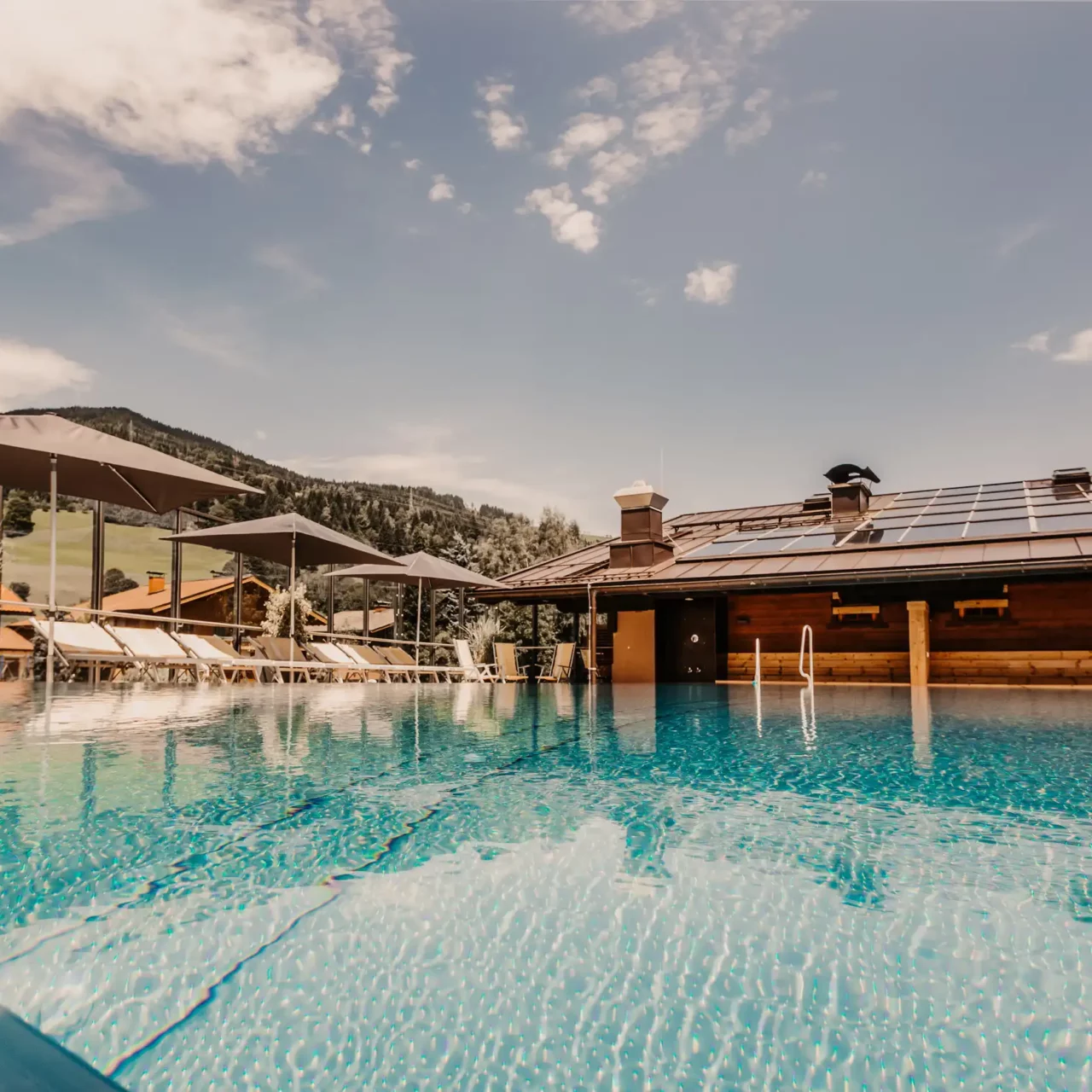 Nekonečný bazén s panoramatickým výhledem v Hofgut Wagrain - čistá relaxace nad střechami Alp