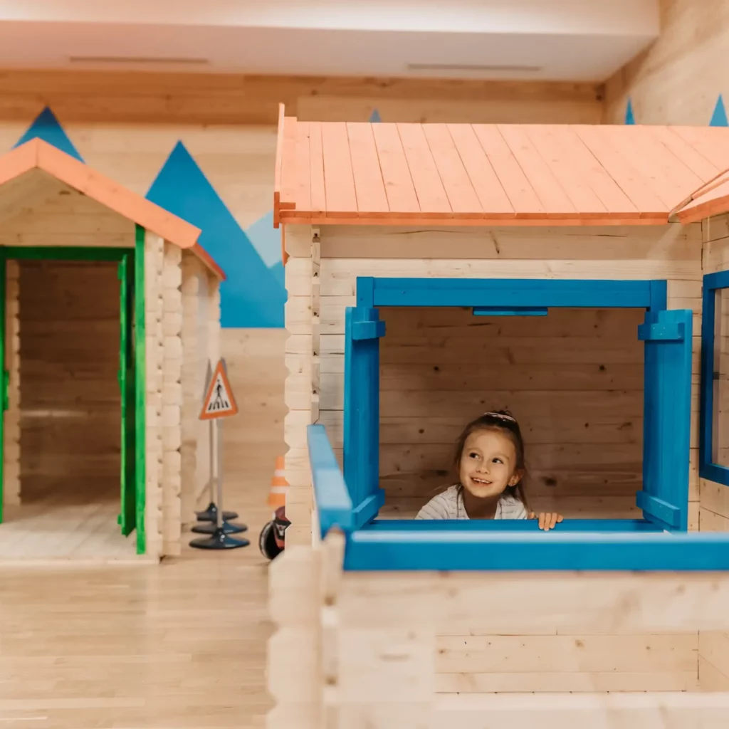 Hofgut-wagrain-apartment-80 Kleine Häuser, große Abenteuer: Strahlende Kinderaugen im liebevoll gestalteten Mini-Marktplatz des Hofgut Wagrain – Spielen, Entdecken und Träumen in sicherer Umgebung.