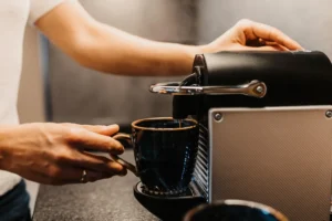 Frischer Kaffeegenuss aus der Nespresso-Maschine auf der Apartmentküche.