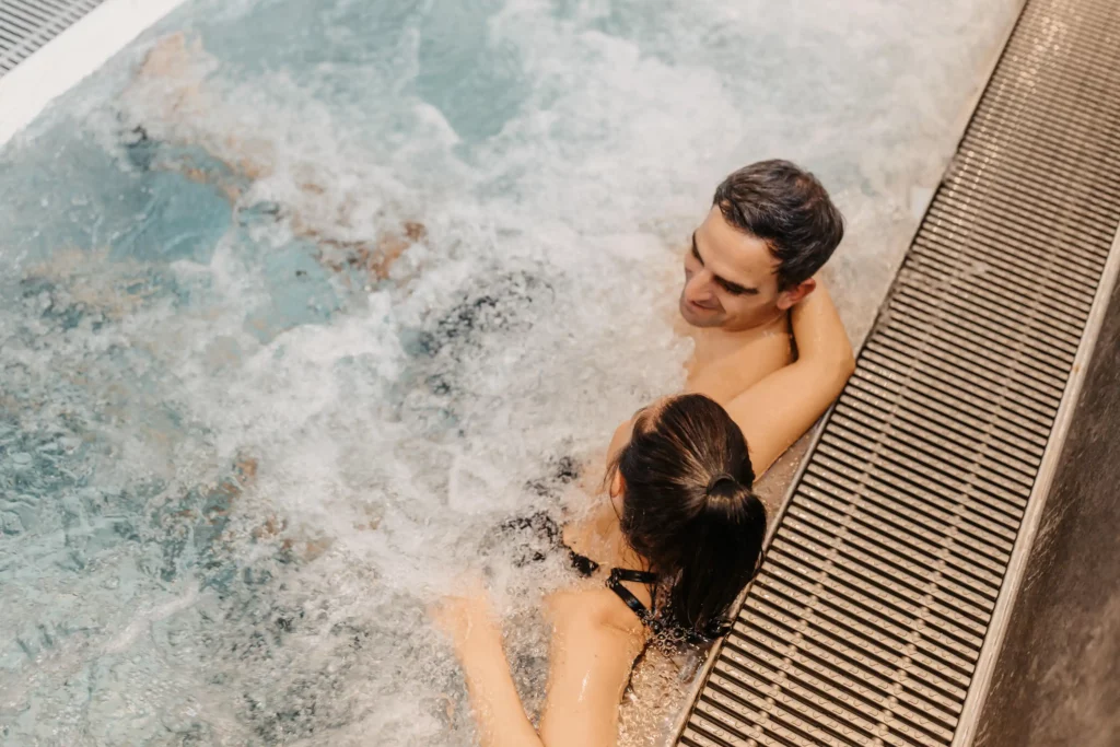 Hofgut-wagrain-apartment-adults-only-sauna-whirlpool-284 Zweisamkeit im sprudelnden Whirlpool – pure Entspannung im Adults-only-Wellnessbereich des Hofgut Wagrain.