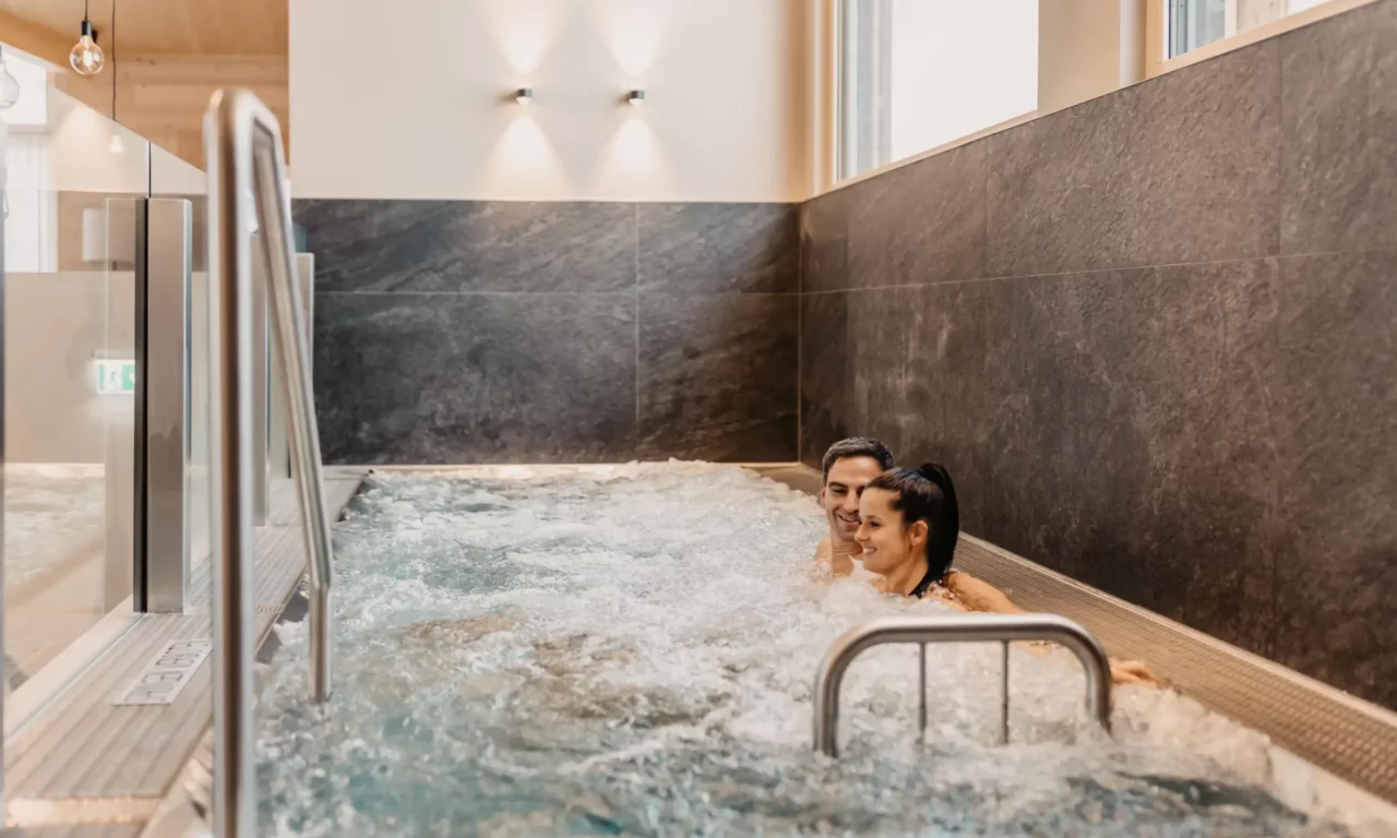 Hofgut-wagrain-apartment-adults-only-whirlpool-278 Zweisamkeit im sprudelnden Whirlpool – pure Entspannung im Adults-only-Wellnessbereich des Hofgut Wagrain.