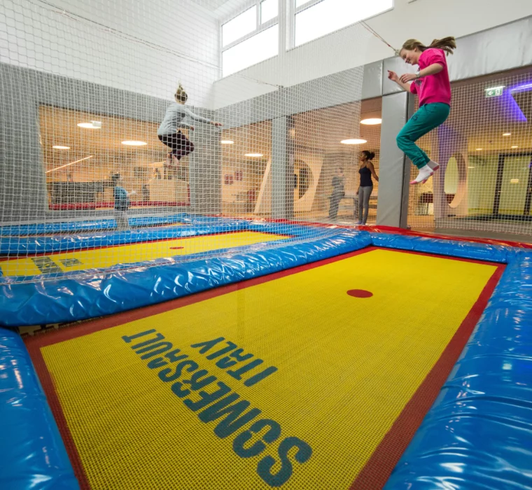 Hofgut_Games Area_Trampolin Indoor-Trampolinspaß für Kinder im Familienresort Hofgut Wagrain.