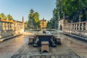 Barocke Wasserspiele im Schlosspark Hellbrunn in Salzburg bei Sonnenschein, ideal als Familienausflug.