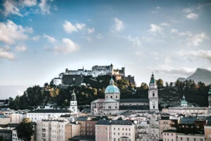 Panorama von Salzburg mit Festung Hohensalzburg bei Tageslicht.