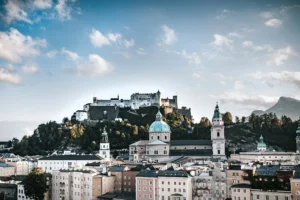 Panorama von Salzburg mit Festung Hohensalzburg bei Tageslicht.
