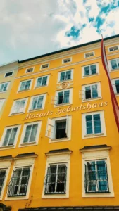 Mozarts Geburtshaus in der Altstadt von Salzburg.