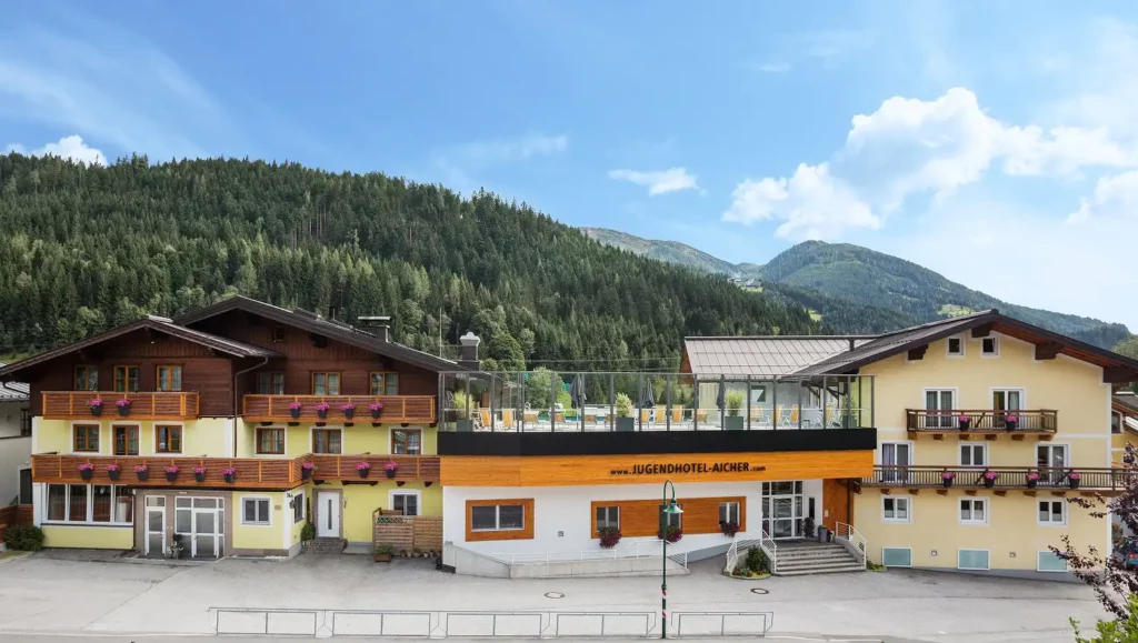 HOFGUT-apartment-lifestyle-resort-geschichte-Jugendhotel-Aicher-