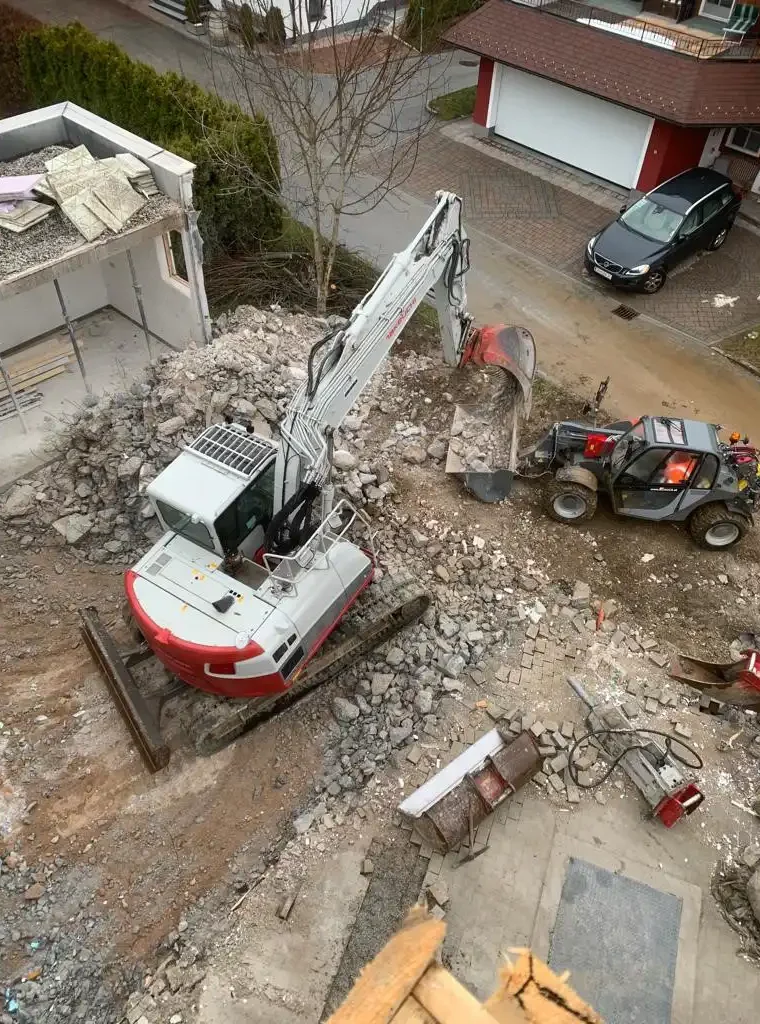 Hofgut Baustelle Verbindung Indoorpool Demolition work with excavator and wheel loader on the grounds of Hofgut Wagrain.