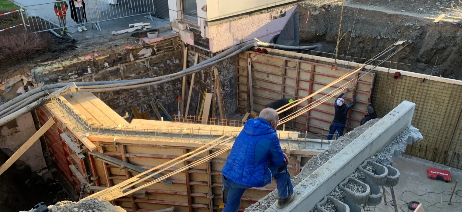 Tiefbauarbeiten am Hofgut Wagrain – Baustelle mit Fundament und Schalung.