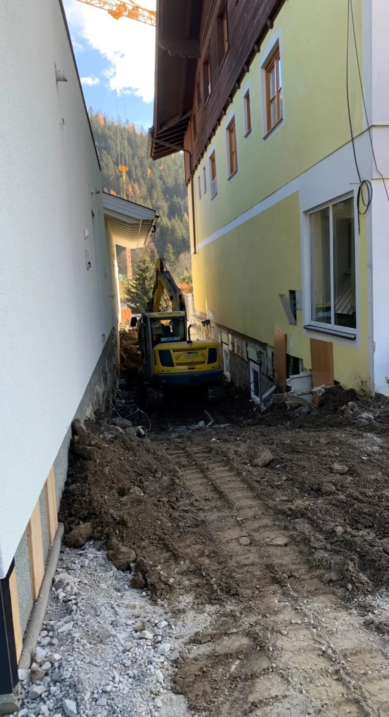 Hofgut Baustelle Verbindung Speisesaal 2 Excavation work between two buildings at Hofgut Wagrain - construction phase for new connection.