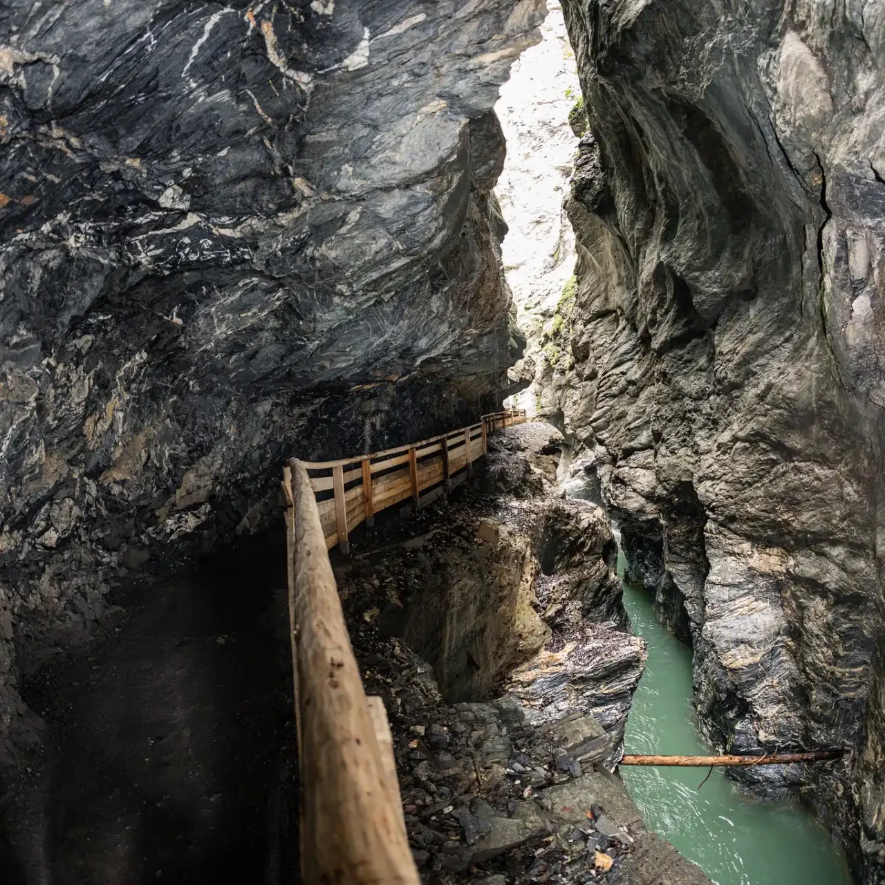 Beeindruckende Felsenschlucht mit Holzsteg und türkisgrünem Wasser nahe Wagrain.