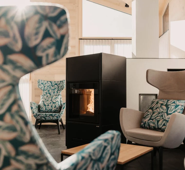 Hofgut-aparment-lifestyle-resort-wagrain-111 Gemütliche Kaminlounge im Adults-only Wellnessbereich des Hofgut Wagrain – mit stilvollen Ohrensesseln und Panoramablick.