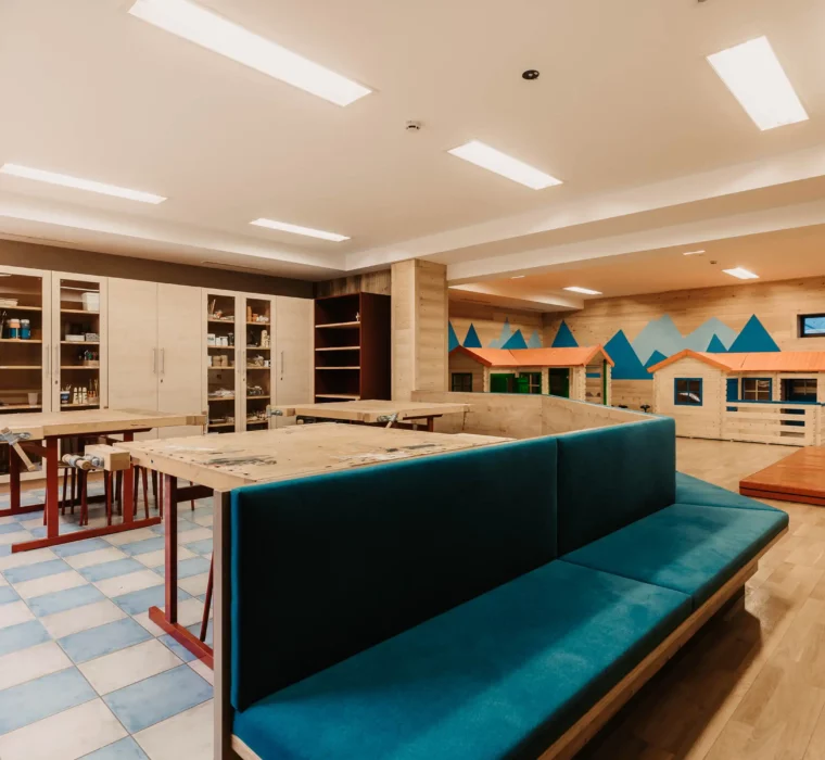 Hofgut-aparment-lifestyle-resort-wagrain-131 Kreativraum und Mini-Marktplatz im Hofgut Wagrain – ein liebevoll gestalteter Ort für kleine Entdecker mit Werkbänken, Spielhäusern und bunten Ideen.