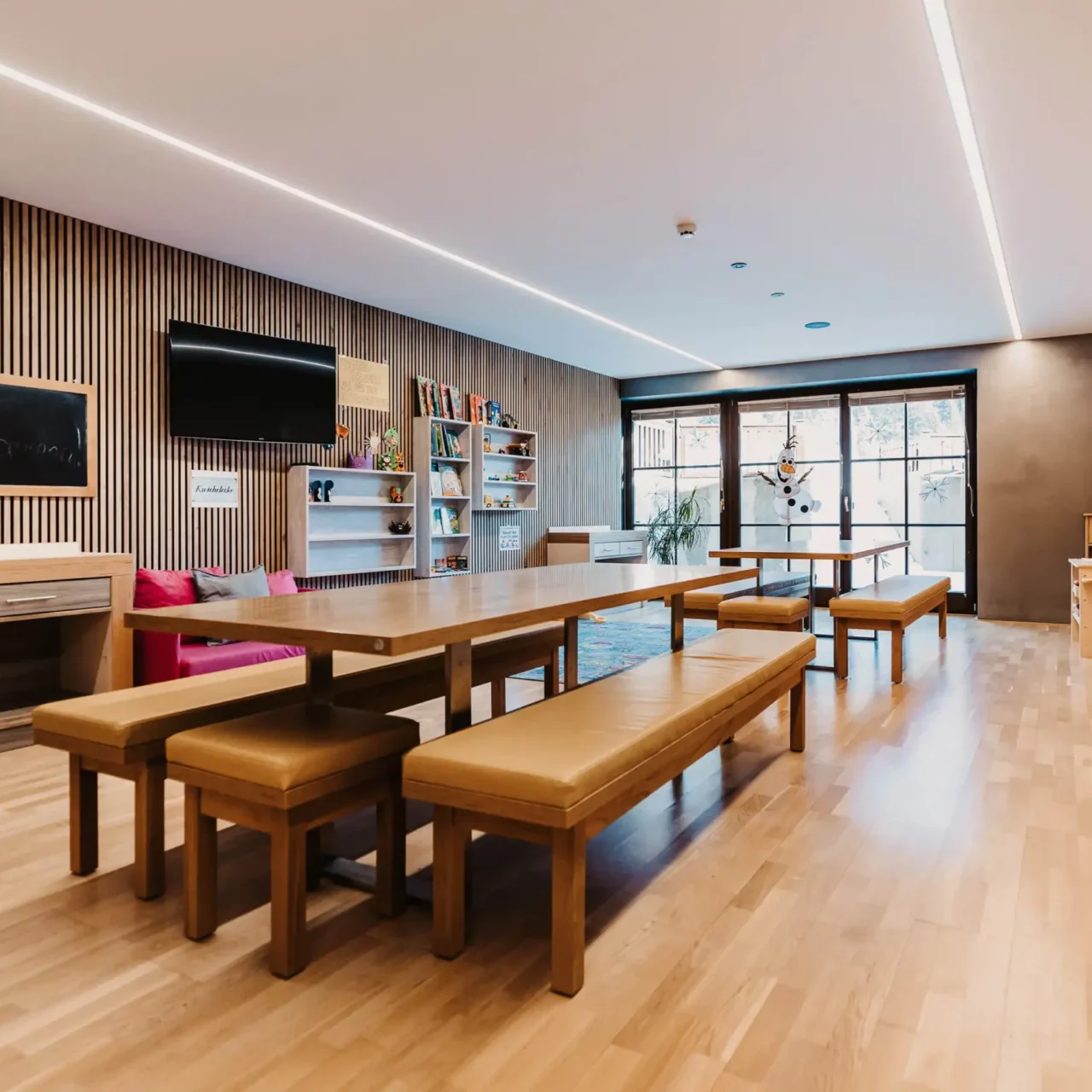 Herzlich willkommen im Kinderbereich des Hofgut Wagrain – ein liebevoll gestalteter Kreativraum für kleine Gäste zum Basteln, Malen und Spielen.