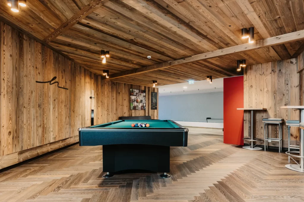 Stylish retreat for teens and adults - billiards fun in the cosy wooden ambience of the Hofgut Games Lounge.