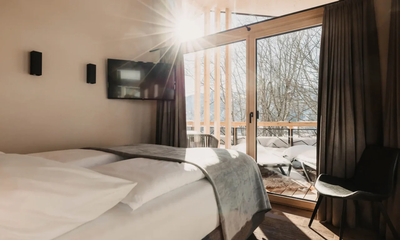 Aufwachen mit Sonnenstrahlen und Bergblick – Ihr Schlafzimmer im Hofgut Wagrain.