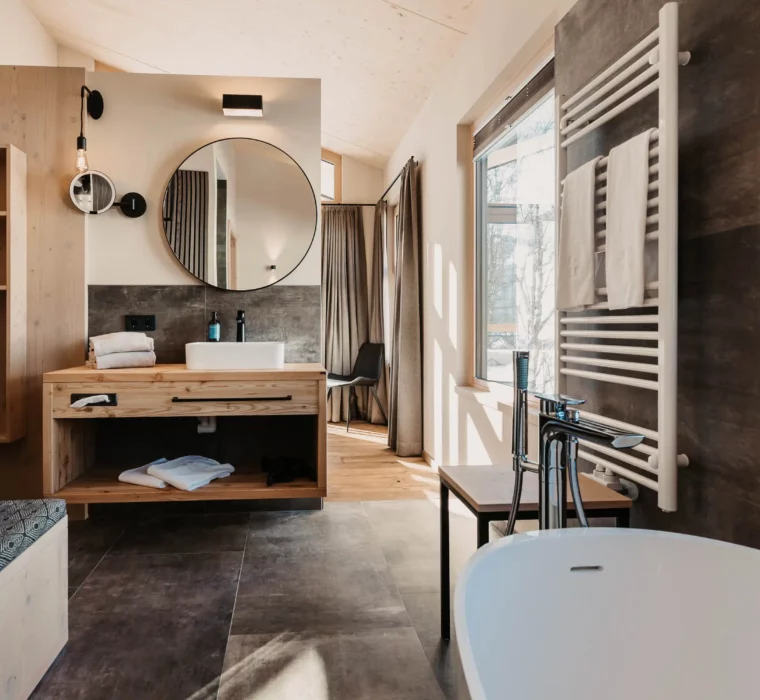 Hofgut-aparment-lifestyle-resort-wagrain-74 Modernes Design trifft alpinen Charme – Ihr stilvolles Badezimmer im Hofgut Wagrain mit warmen Holzakzenten und Blick in die Natur.
