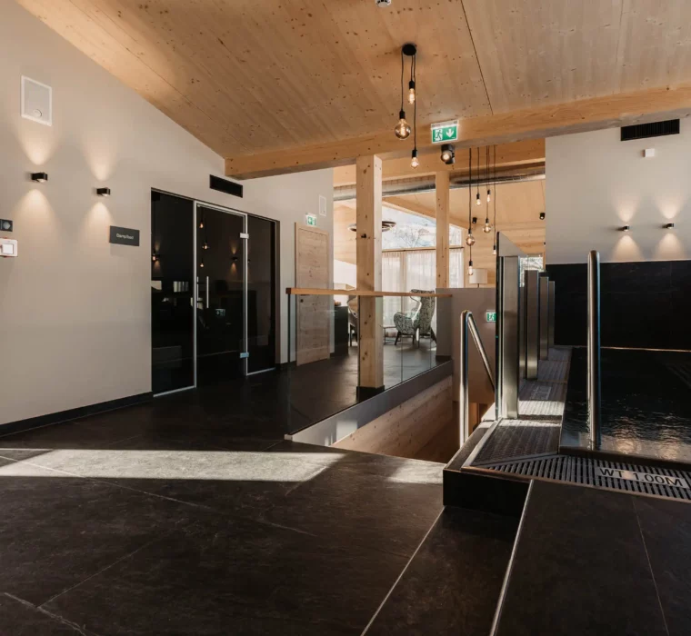 Hofgut-aparment-lifestyle-resort-wagrain-adults-only-92 Ruhe spüren im Adults-only Spa des Hofgut Wagrain – mit Dampfbad, Whirlpool und elegantem Ambiente für entspannte Auszeiten.