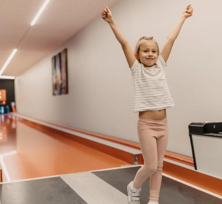 Hofgut-apartement-lifestyle-resort-wagrain-apartment-Kegelbahn-70 Strahlender Kegelerfolg: Glücksmomente für Kinder auf der hauseigenen Kegelbahn im Hofgut Wagrain – Spiel & Spaß für die ganze Familie.