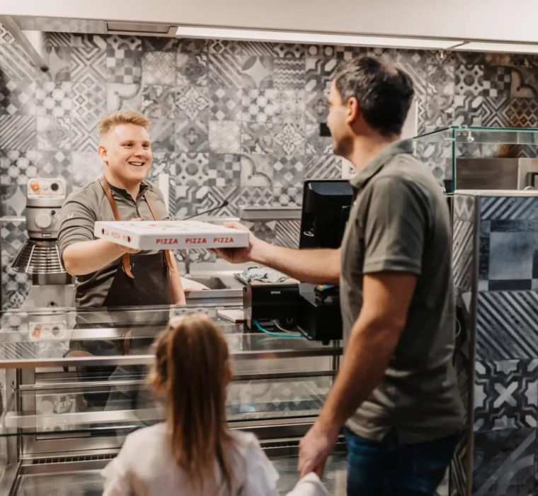 Warm service at Luigi's Pizza in Hofgut Wagrain - fresh pizza to take away for enjoyable family moments in the flat.
