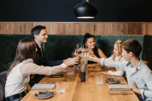 Genussvolle Augenblicke im vaMoos: Ein stilvoller Abend bei Rotwein und gutem Gespräch im Hofgut Wagrain.