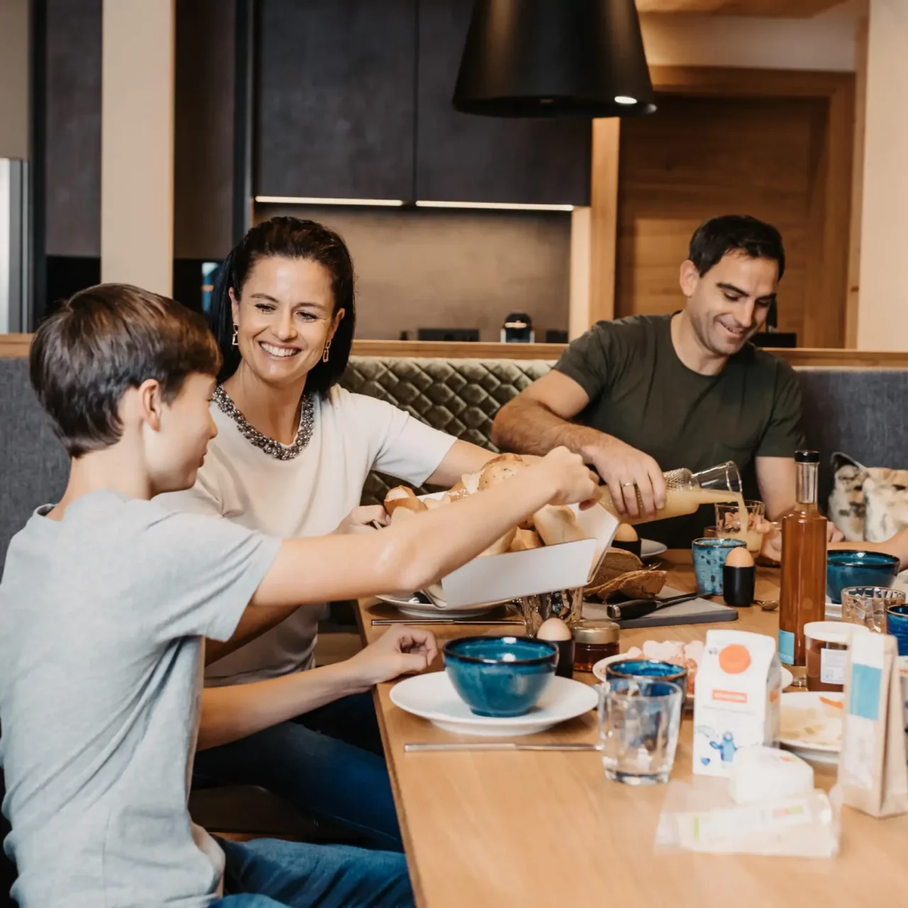 Gemeinsames Frühstück im Familienurlaub: Genussvolle Morgenstunden mit regionalen Produkten im gemütlichen Apartment des Hofgut Wagrain.
