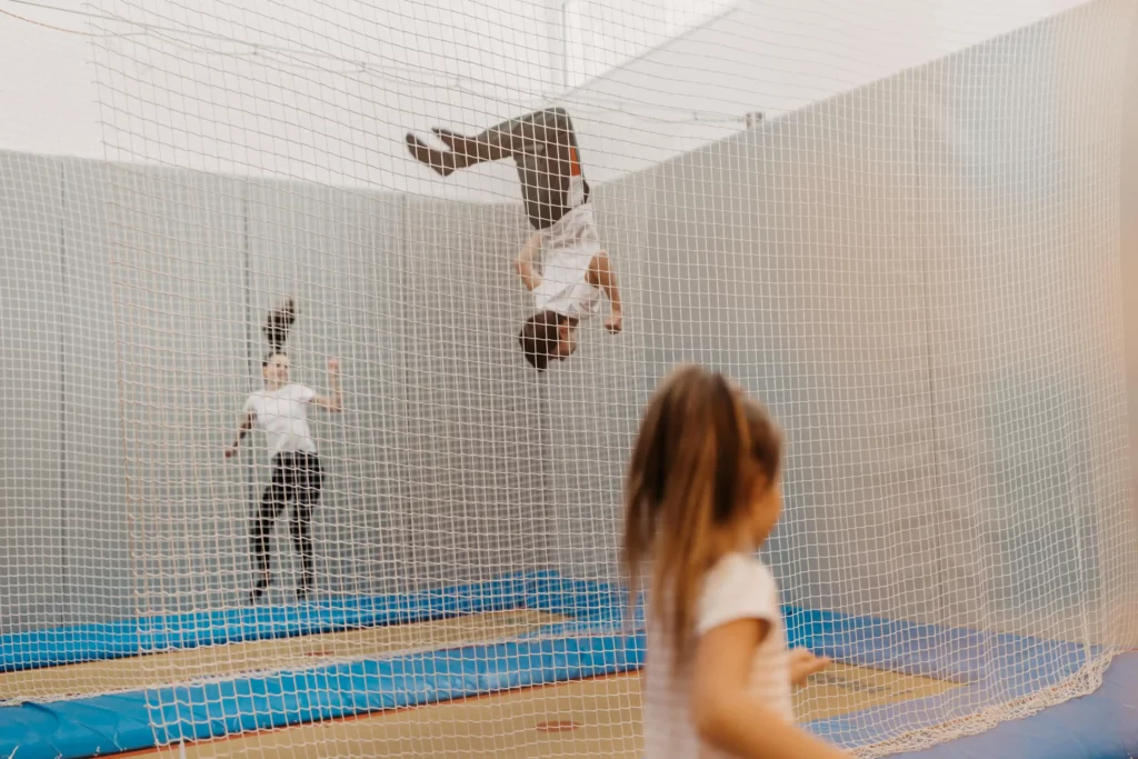 Hoch hinaus im Urlaub: Kinder erleben pure Lebensfreude und Action in der Trampolinhalle des Hofgut Wagrain – Spaß und Bewegung bei jedem Wetter.
