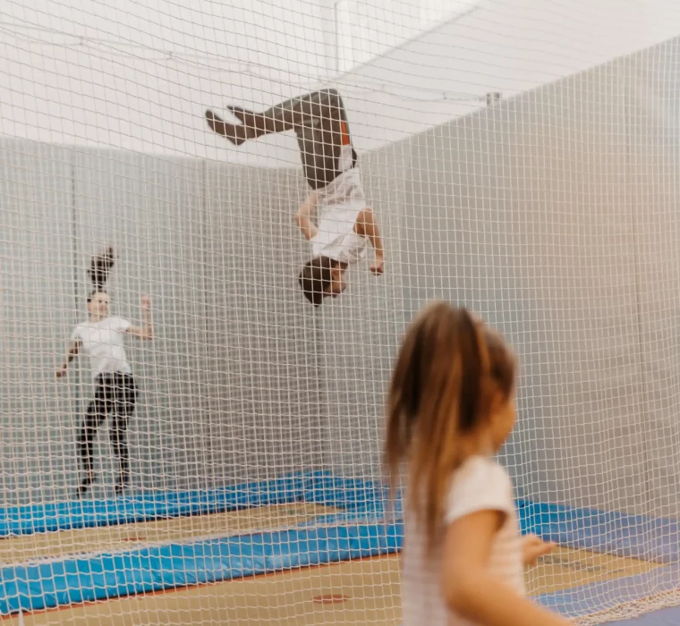 Hofgut-wagrain-apartment-59 Hoch hinaus im Urlaub: Kinder erleben pure Lebensfreude und Action in der Trampolinhalle des Hofgut Wagrain – Spaß und Bewegung bei jedem Wetter.