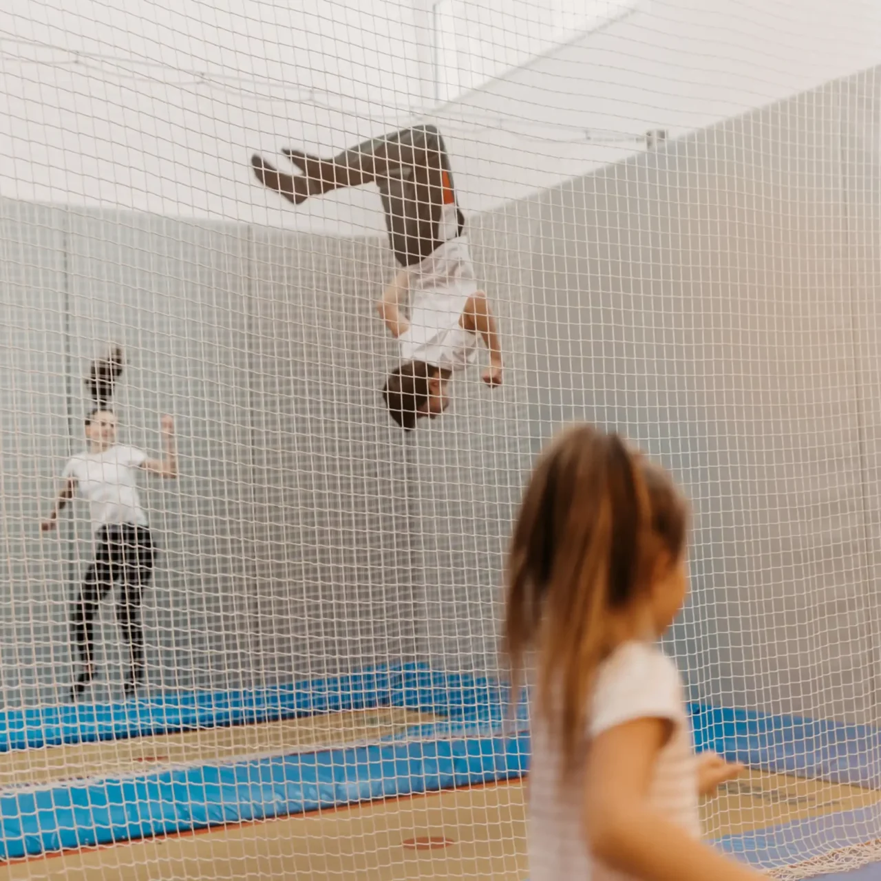 Hoch hinaus im Urlaub: Kinder erleben pure Lebensfreude und Action in der Trampolinhalle des Hofgut Wagrain – Spaß und Bewegung bei jedem Wetter.
