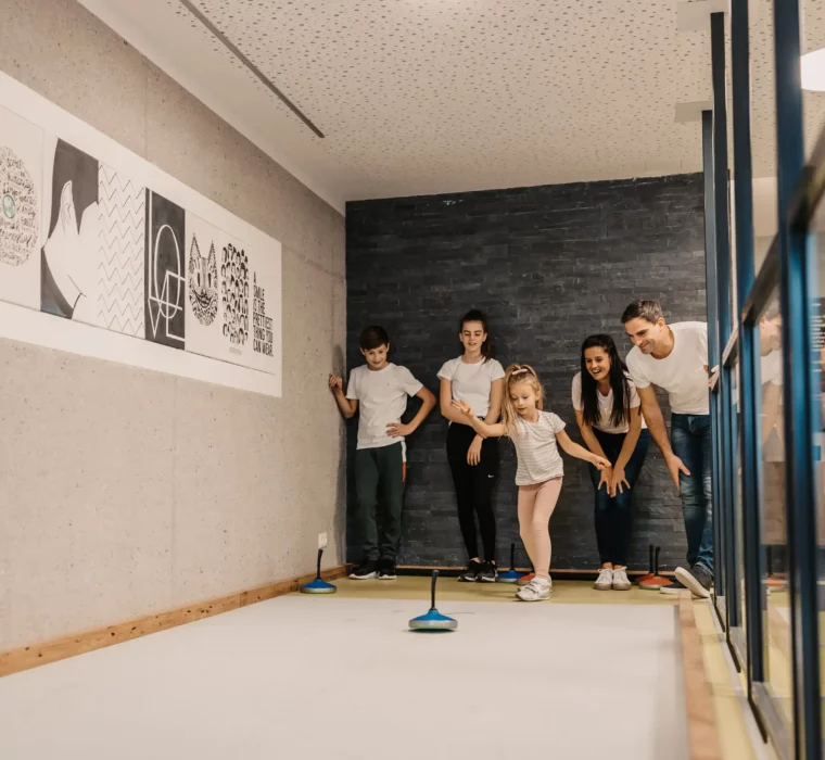 Hofgut-wagrain-apartment-77 Zielsicherer Familienspaß beim Indoor-Stockschießen: Gemeinsam lachen, anfeuern und treffen – aktive Urlaubsmomente im Hofgut Wagrain.