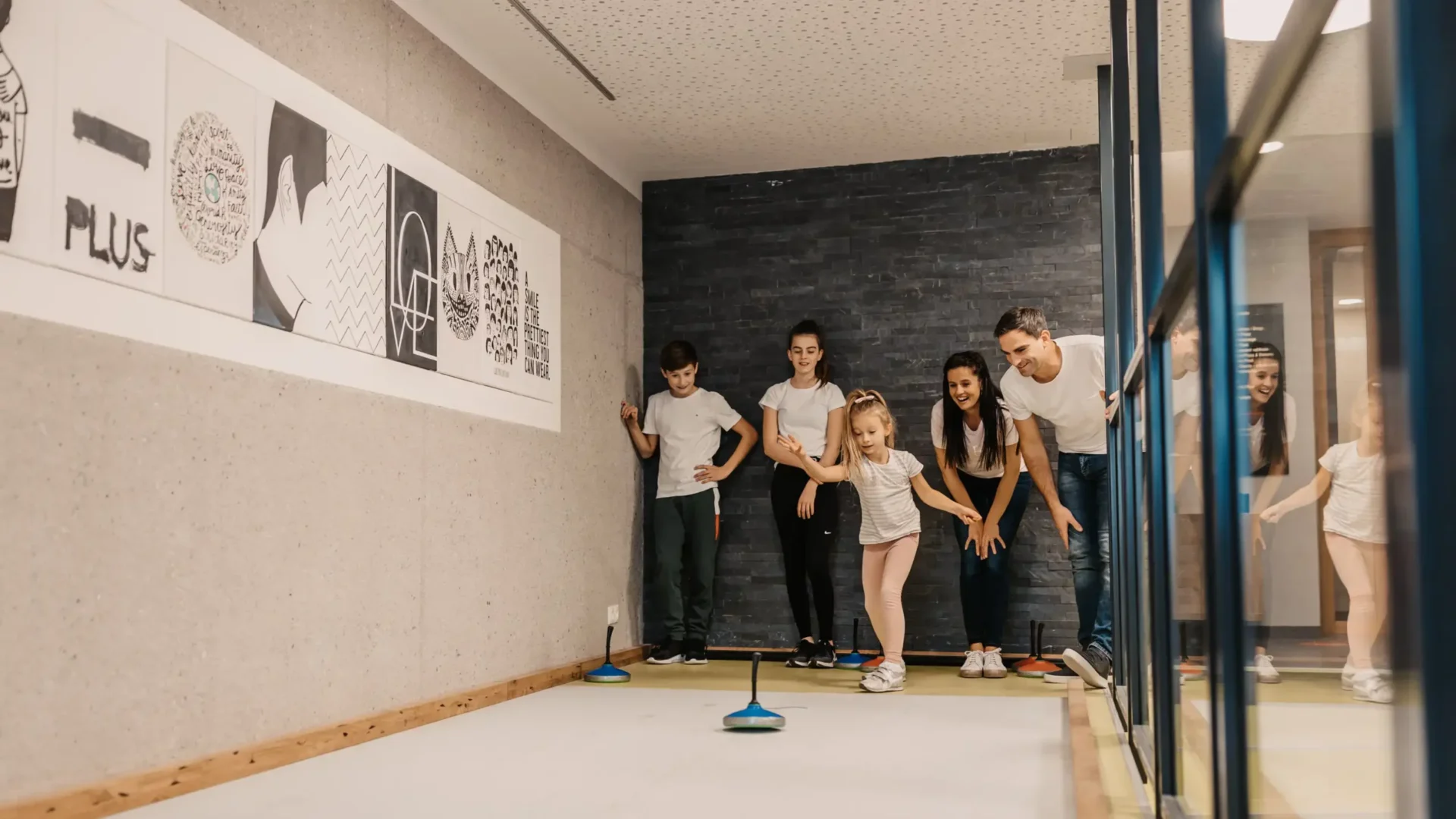 Zielsicherer Familienspaß beim Indoor-Stockschießen: Gemeinsam lachen, anfeuern und treffen – aktive Urlaubsmomente im Hofgut Wagrain.