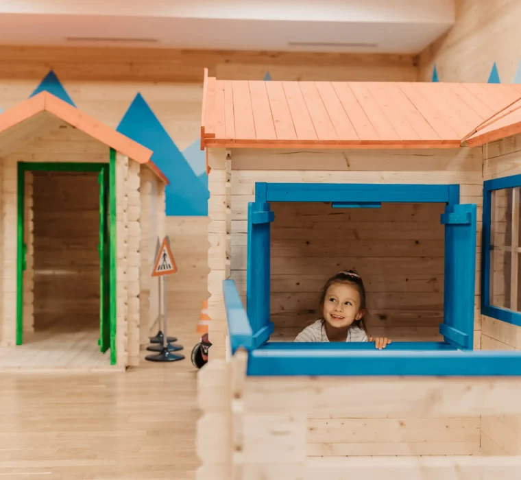 Hofgut-wagrain-apartment-80 Kleine Häuser, große Abenteuer: Strahlende Kinderaugen im liebevoll gestalteten Mini-Marktplatz des Hofgut Wagrain – Spielen, Entdecken und Träumen in sicherer Umgebung.