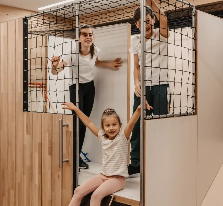 Hofgut-wagrain-apartment-85 Fröhliche Kinder beim gemeinsamen Spielen in der Indoor-Spielewelt des Hofgut Wagrain – voller Energie, Lachen und Abenteuerlust.