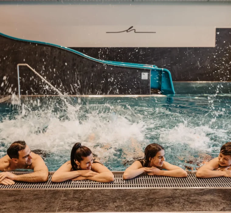 Unbeschwerter Badespaß für die ganze Familie: Im warmen Indoorpool des Hofgut Wagrain genießen Groß und Klein ausgelassene Momente – mit Wasserrutsche, Spritzvergnügen und ganz viel Lachen.