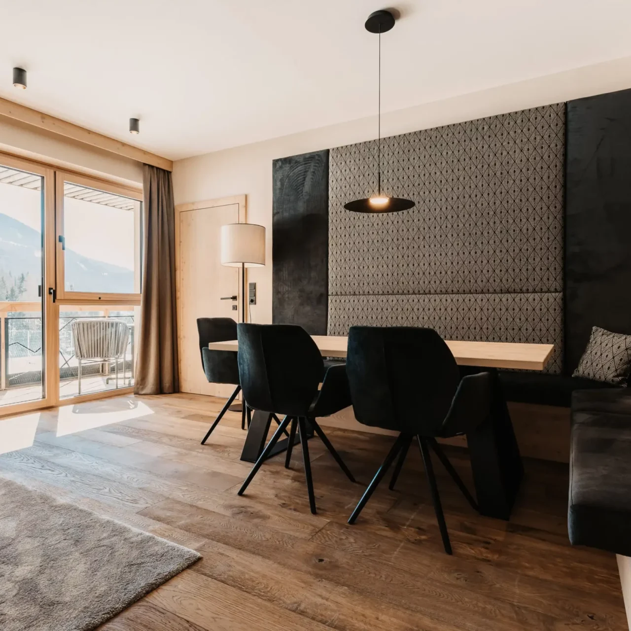 Helles Apartment im Hofgut Wagrain mit großzügiger Essecke, gemütlicher Sitzbank und Balkon mit Bergblick.