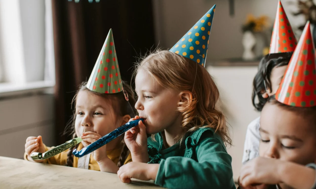pexels-vlada-karpovich-7099916 Kindergeburtstag mit Partyhüten und Tröten – fröhliche Feier mit kleinen Kindern