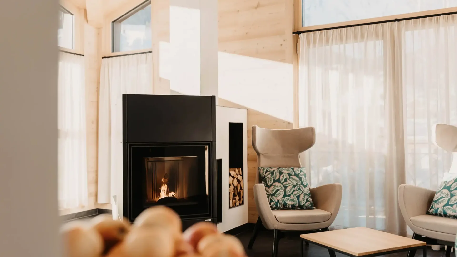 Hofgut-aparment-lifestyle-resort-wagrain-adults-only-teelounge-112-3000x2000 Teelounge im Adults-only Spa des Hofgut Wagrain – stilvolle Ohrensessel am knisternden Kamin, warme Atmosphäre und Ausblick auf die verschneiten Berge.
