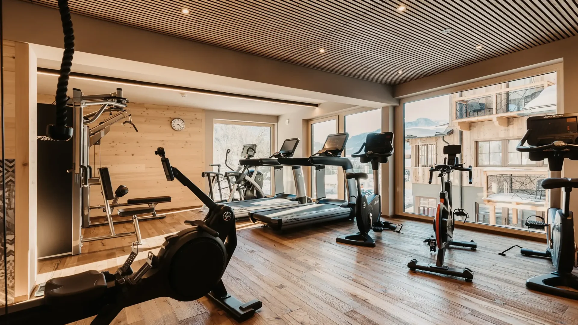 Fitnessstudio mit Panoramablick – moderne Cardio- und Kraftgeräte für Ihr individuelles Training im Hofgut Wagrain.