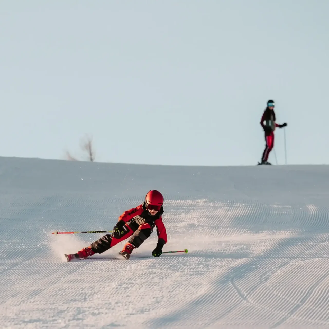 Kind im Rennstil auf der Piste in Ski Amadé.