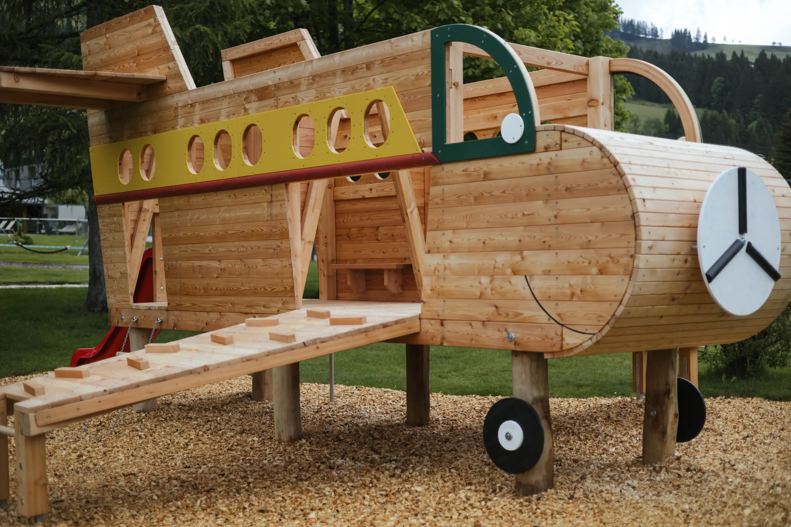 R6IM9826 Holzflugzeug am Spielplatz im Hofgut Wagrain – familienfreundlicher Spielplatz für Kinder im Urlaub in Österreich.