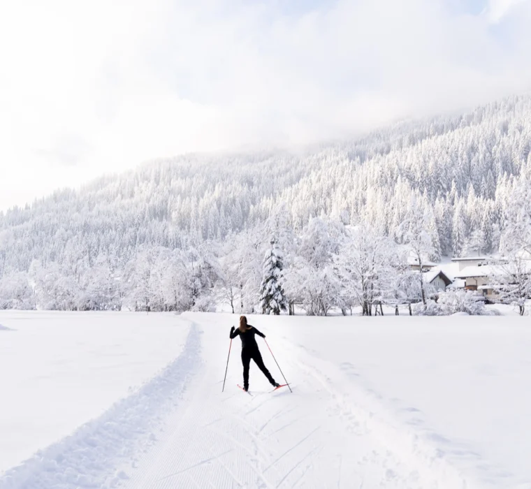 Langläuferin auf der Loipe in der verschneiten Winterlandschaft von Wagrain-Kleinarl