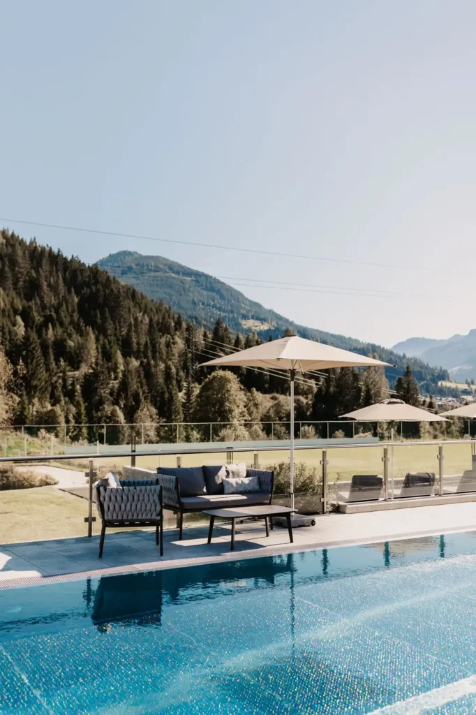 Widok na basen sportowy i góry w Hofgut Wagrain.