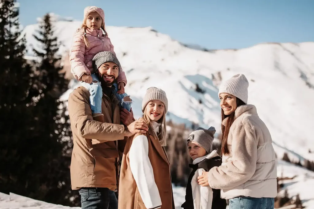Rodina v zasněžených horách lyžařského areálu Ski Amadé.