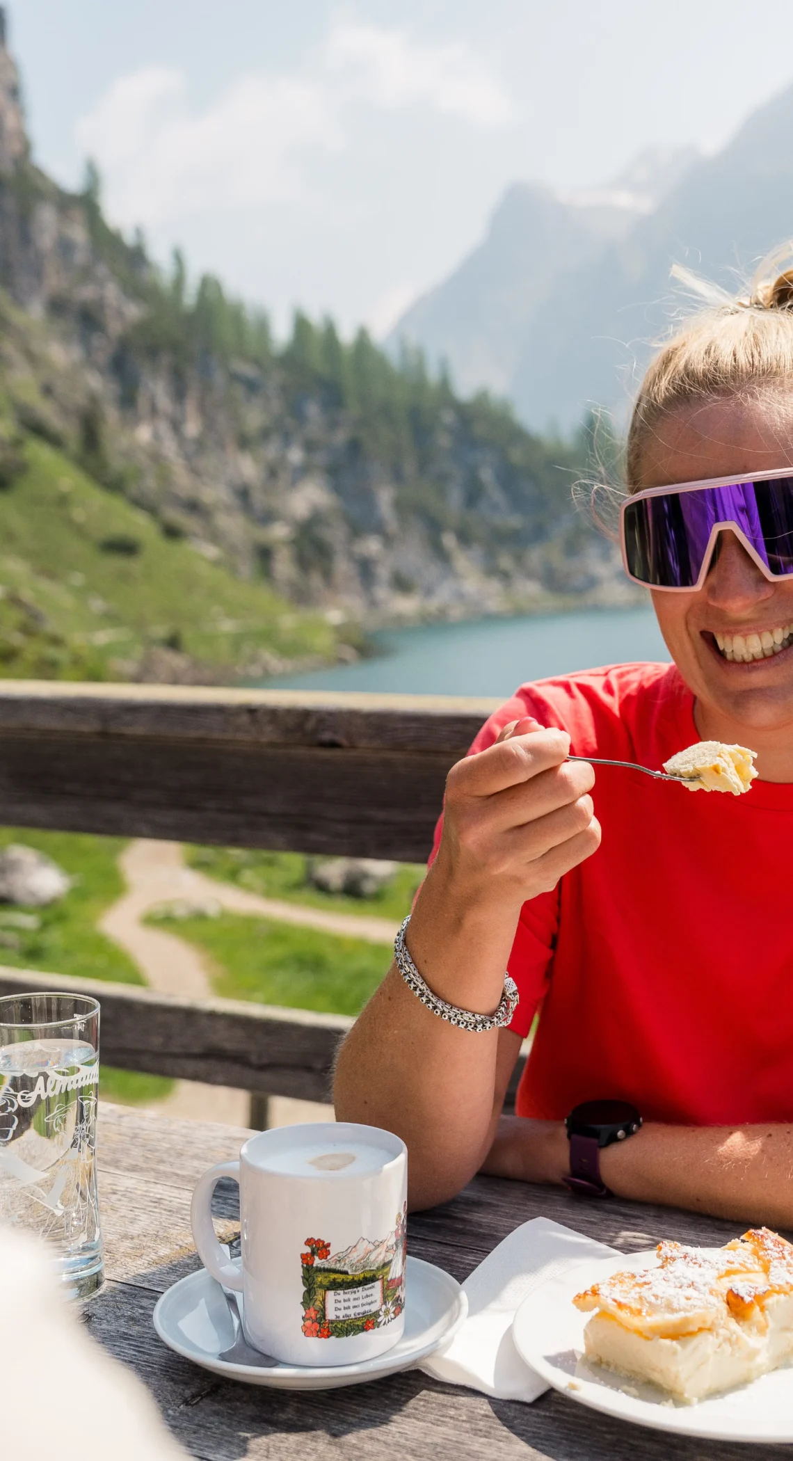 Glückliche Wanderpause am Tappenkarsee in Wagrain Kleinarl mit Kaffee und hausgemachtem Kuchen vor beeindruckender Alpenkulisse nahe dem Hofgut Wagrain