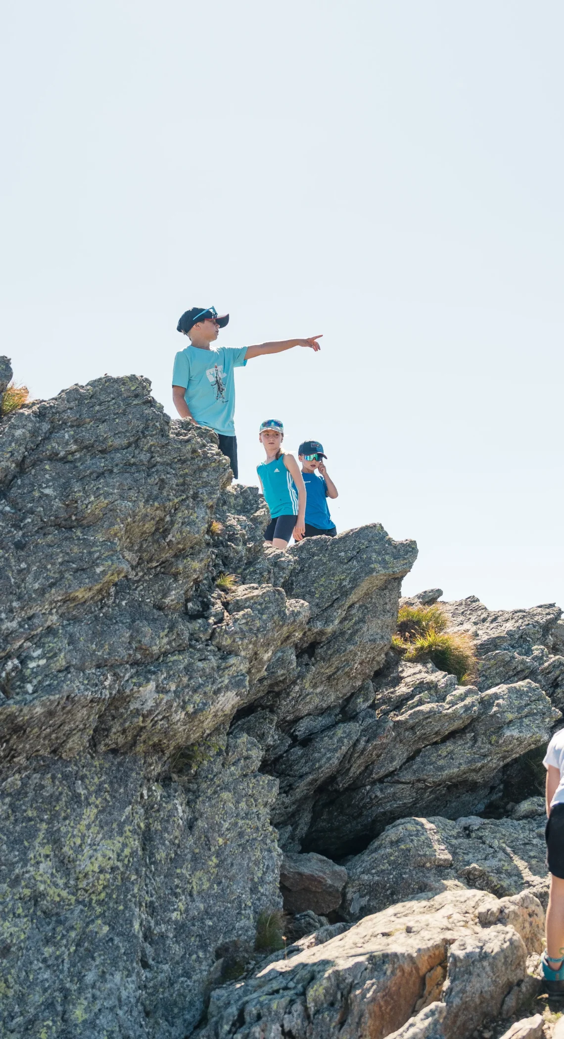Abenteuerliche Familien Höhenwanderung in Wagrain Kleinarl mit Kindern auf felsigem Gipfel und weitem Blick über die Salzburger Bergwelt nahe dem Hofgut Wagrain